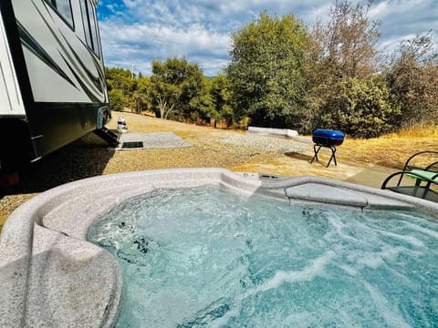 Puffy Panda RV-Hot Tub-Sleeps 2 Apartment in Ahwahnee