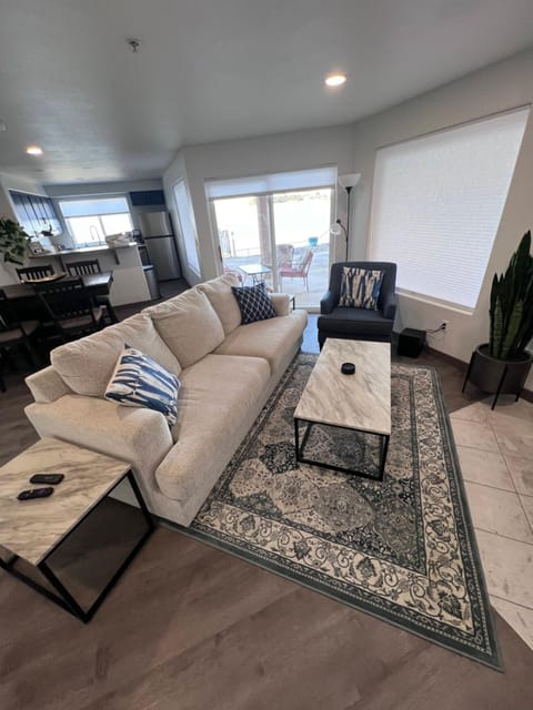 TV and multimedia, Living room, Seating area, Evening entertainment