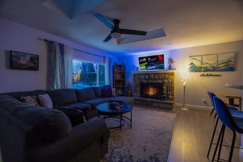 Lakeview! - Close to Skiing - Includes Firepit & Game Room! House in Coolbaugh Township