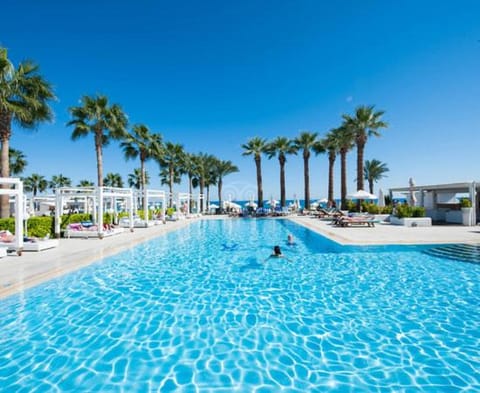 Day, Pool view, Swimming pool, sunbed