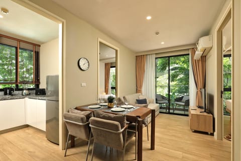 TV and multimedia, Kitchen or kitchenette, Living room, Seating area, Dining area