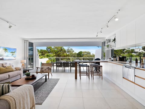 Natural landscape, View (from property/room), Balcony/Terrace, Kitchen or kitchenette, Living room, Seating area, Dining area