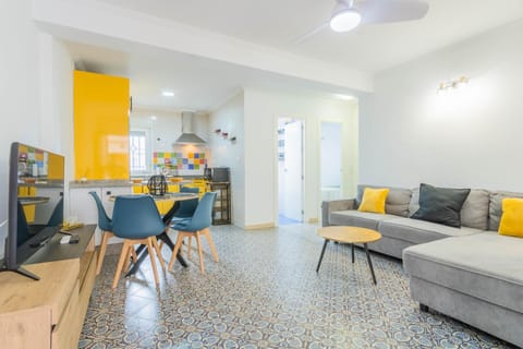 Kitchen or kitchenette, Living room, Seating area, Dining area