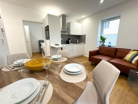 Kitchen or kitchenette, Living room, Seating area, Dining area, stove