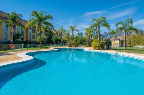 Property building, Day, Garden, Swimming pool, Swimming pool, sunbed