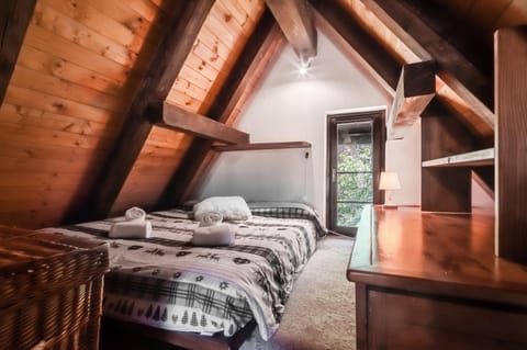 Bed, Photo of the whole room, Bedroom, heating, heating, towels