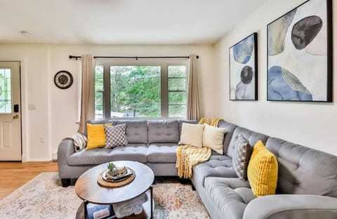 Hunter Hideaway with Hot Tub House in Hunter