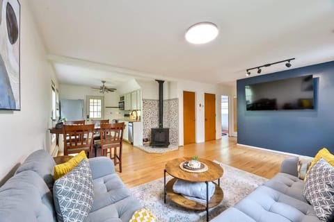 Hunter Hideaway with Hot Tub House in Hunter