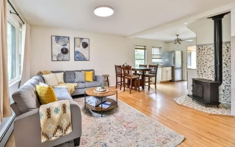 Hunter Hideaway with Hot Tub House in Hunter