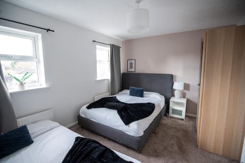 Bed, Living room, Photo of the whole room, Seating area, Bedroom, towels