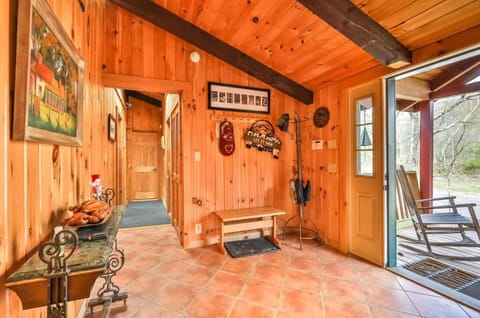 4 Bedroom Log Cabin with Stream and Great Location Cabin in Hunter