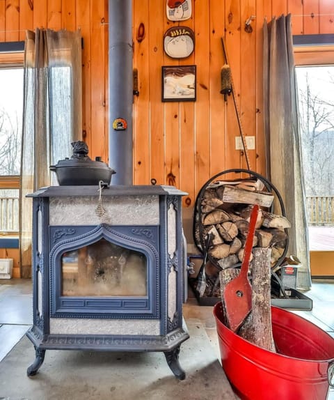 4 Bedroom Log Cabin with Stream and Great Location Cabin in Hunter