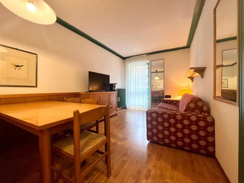 TV and multimedia, Kitchen or kitchenette, Living room, Seating area, Dining area