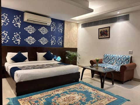Bed, Seating area, Bedroom, air conditioner