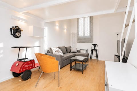 Bed, Living room, Photo of the whole room, Seating area