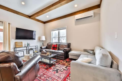 Mountain Cabin with Scenic Views and Hot Tub Cabin in Windham