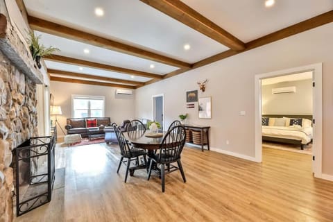 Mountain Cabin with Scenic Views and Hot Tub Cabin in Windham