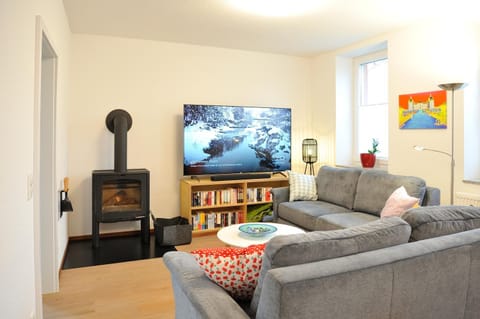 TV and multimedia, Living room, Seating area, Evening entertainment