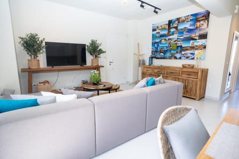 TV and multimedia, Living room, Seating area, Evening entertainment