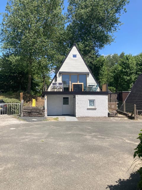 Property building, Day, Balcony/Terrace, Parking