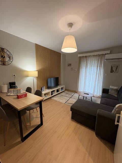 Bed, TV and multimedia, Living room, Photo of the whole room, Seating area