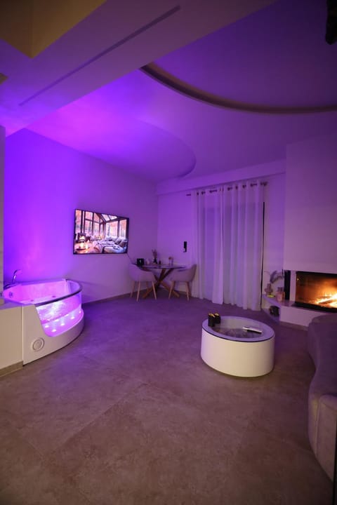 Hot Tub, TV and multimedia, Living room, Seating area, Evening entertainment