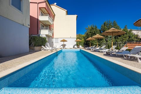 Property building, Day, Pool view, Swimming pool, sunbed