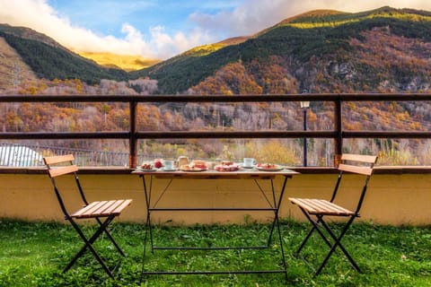Spring, Day, Natural landscape, View (from property/room), Balcony/Terrace, Dining area, Mountain view