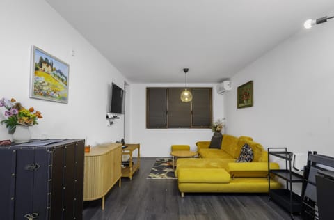 Communal lounge/ TV room, Living room, Seating area