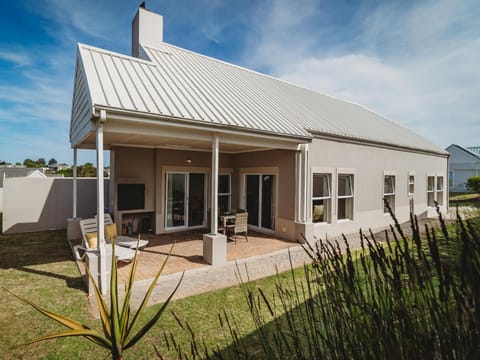 Manor One Kingswood Golf Estate House in Western Cape