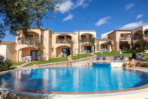 Property building, Day, Pool view, Swimming pool