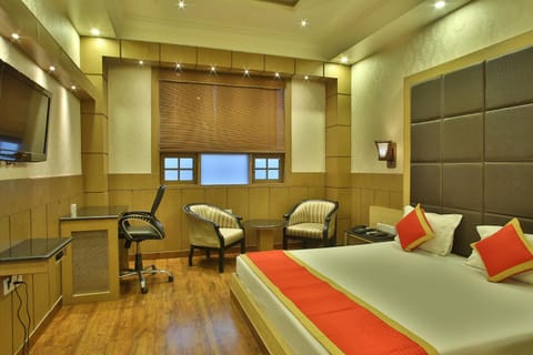 Bed, TV and multimedia, Photo of the whole room, Seating area, Bedroom
