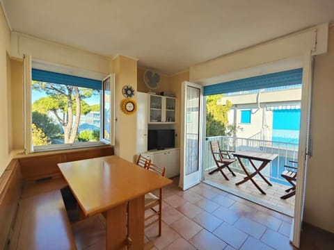 Communal lounge/ TV room, TV and multimedia, View (from property/room), Balcony/Terrace, Living room, Seating area, Dining area