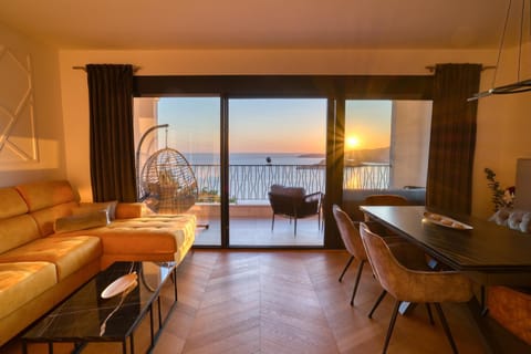 Natural landscape, View (from property/room), Balcony/Terrace, Living room, Seating area, Dining area, Sea view