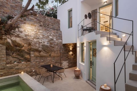 Property building, Patio, Balcony/Terrace, Swimming pool