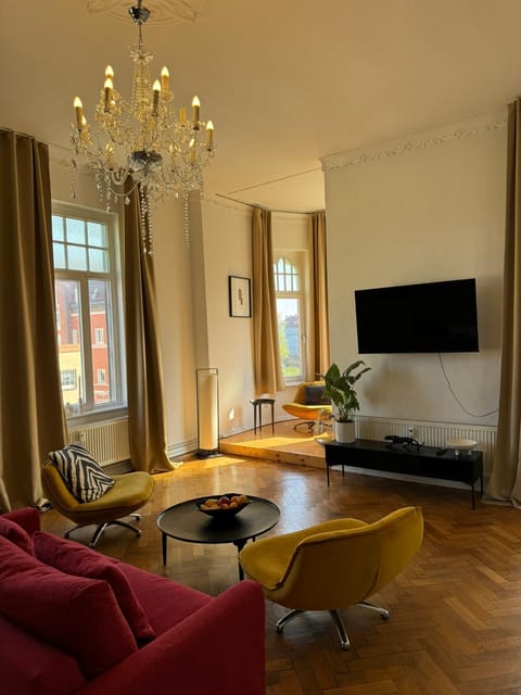 Communal lounge/ TV room, TV and multimedia, Living room, Seating area, Evening entertainment