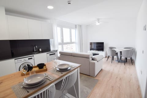 TV and multimedia, Kitchen or kitchenette, Living room, Lounge or bar, Seating area, Dining area