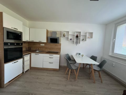 Kitchen or kitchenette, Dining area, oven, stove