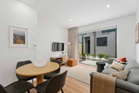 TV and multimedia, Living room, Seating area, Dining area