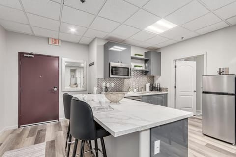 Stylish and Prestigious - 2 Bed 2 Bath On The Avenue Apartment in Fountain View