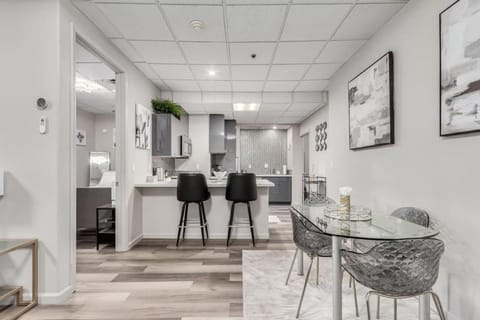 Stylish and Prestigious - 2 Bed, 2 Bath On The Avenue House in Fountain View