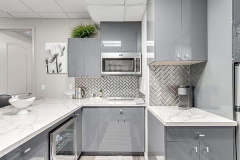 Stylish and Prestigious - 2 Bed, 2 Bath On The Avenue House in Fountain View