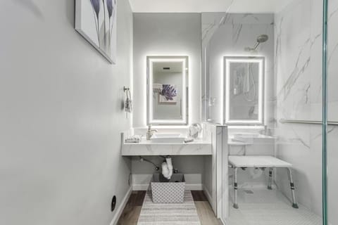 Stylish and Prestigious - 2 Bed, 2 Bath On The Avenue House in Fountain View