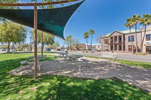 Stylish and Prestigious - 2 Bed, 2 Bath On The Avenue House in Fountain View