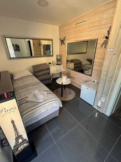 Bed, Seating area