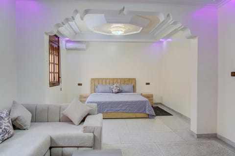 Bed, Living room, Photo of the whole room, Seating area, Bedroom, air conditioner