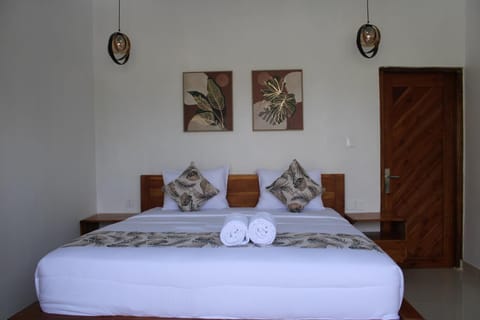 Bed, Photo of the whole room, towels