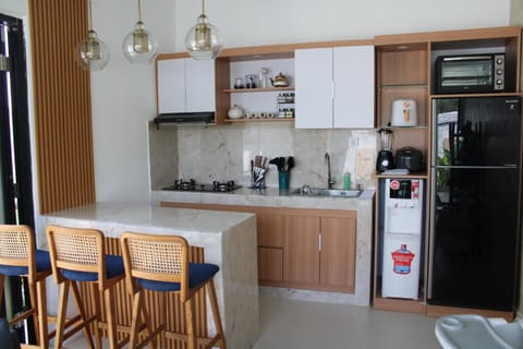 Coffee/tea facilities, Kitchen or kitchenette, Lounge or bar, Dining area, dishwasher, minibar, oven, stove