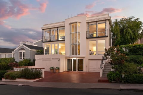 Sea Serenity Coastline Views and Pool House in La Jolla Shores