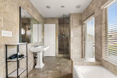 Sea Serenity Coastline Views and Pool House in La Jolla Shores